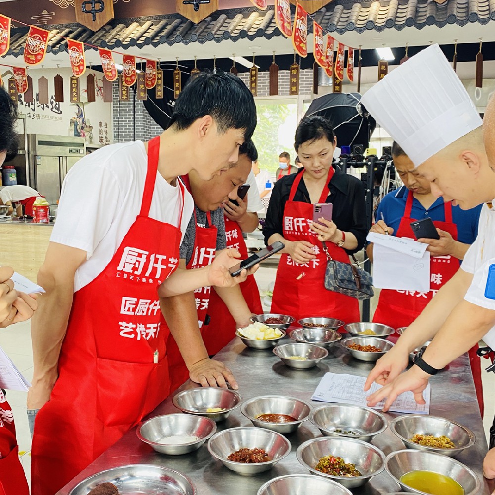 「旋转小火锅」开店成功！餐餐爆满，一月回本！