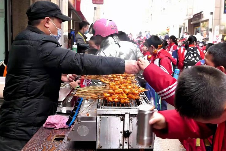 自己学点小吃去摆地摊：开启你的创业旅程